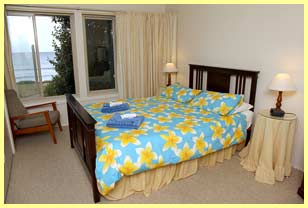 Image of the queen bedroom containing twin beds